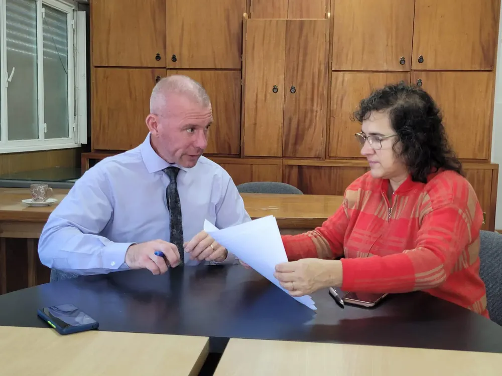Firma en Gaiman de convenio con la UTN