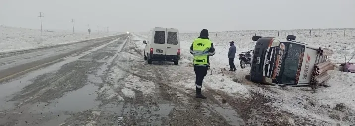VOLCÓ UNA AUTO EN MEDIO DE UNA NEVADA Y FUERTES VIENTOS CERCA DE TECKA