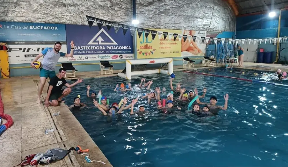 El Club Ferrocarril Patagónico volvió a abrir sus puertas para los jóvenes interesados en el waterpolo