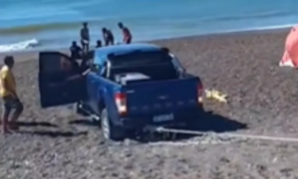 Camioneta atascada en la arena