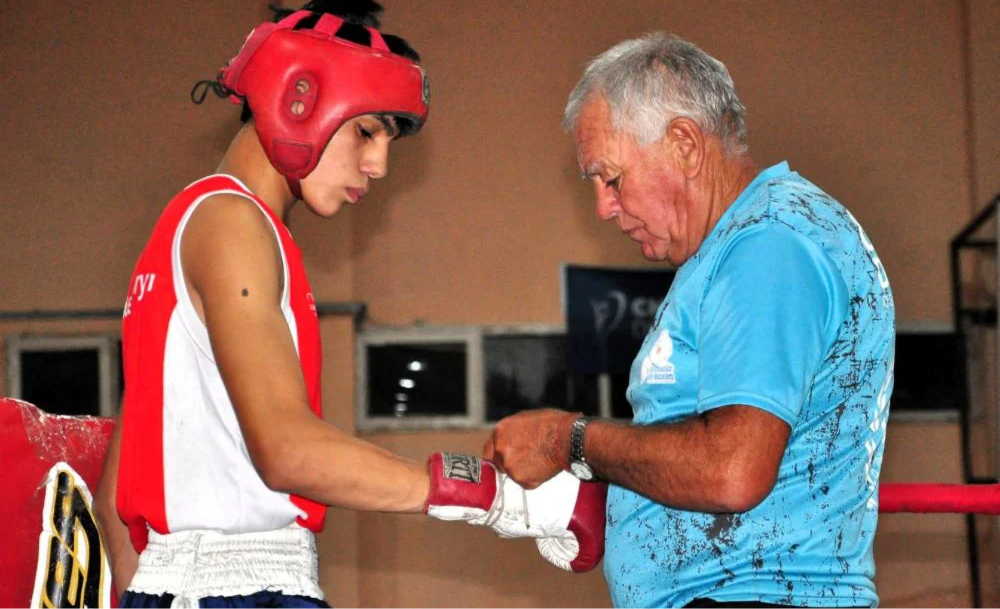 Con peleas amateur y fuerte presencia, el evento reúne a vecinos y pugilistas.