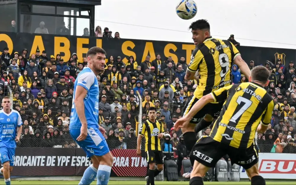 Deportivo Madryn empató 1 a 1 con Estudiantes en un Abel Sastre colmado