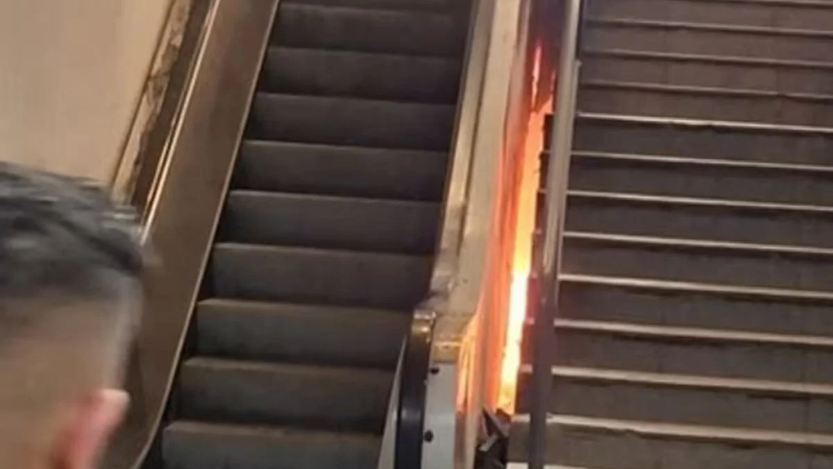 Incendio en una escalera mecánica de la estación de trenes de Constitución. Foto InfoRegión