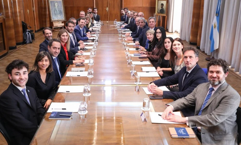 Luis Caputo encabezó una reunión con representantes de la Cámara de Comercio de los Estados Unidos.