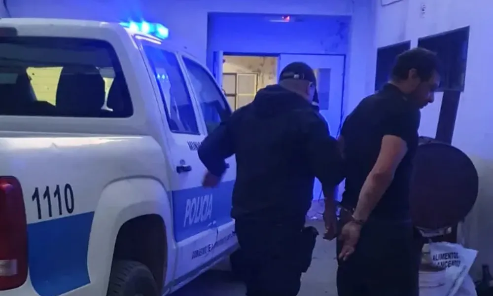 aprehendido por romper una vidriera