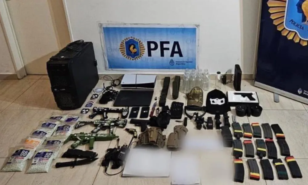 Armas falsas secuestradas en la vivienda del adolescente
