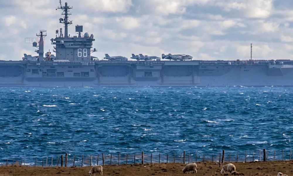 El portaaviones nuclear USS Nimitz imagen reeditada digitalmente por LA17