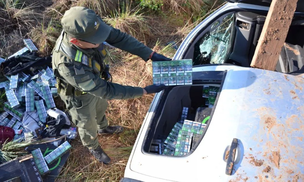 Secuestran camioneta volcada con más de 21.000 paquetes de cigarrillos