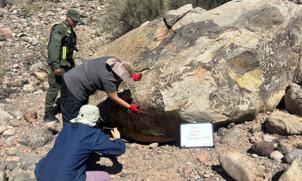 Descubren morteros y restos de vasijas históricas en zona de petroglifos de San Juan