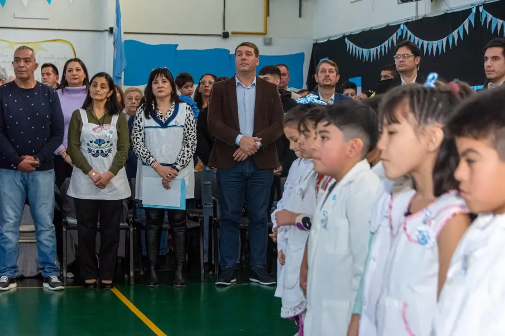 Biss y funcionarios visitaron escuelas primarias por el Día de la Bandera