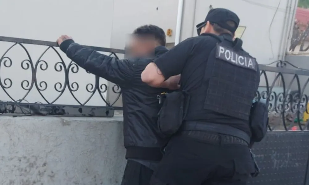 Escapaba con un equipo de música y fue aprehendido tras saltar una reja