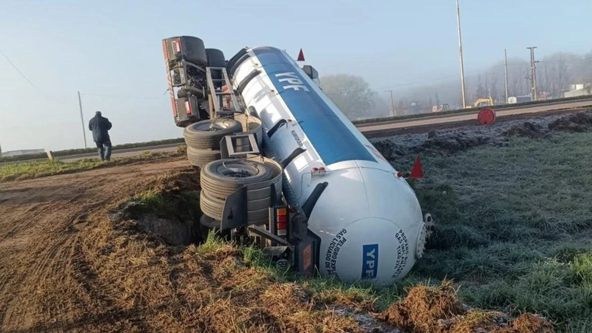 Volcó un camión de YPF. Foto Cadena 3