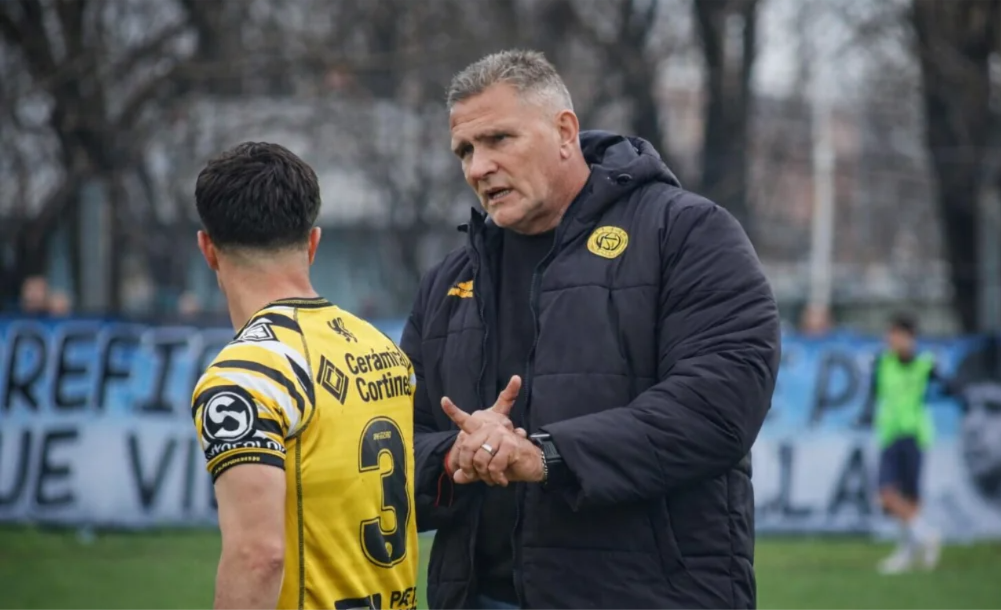 El DT de Flandria fue hospitalizado durante el partido.