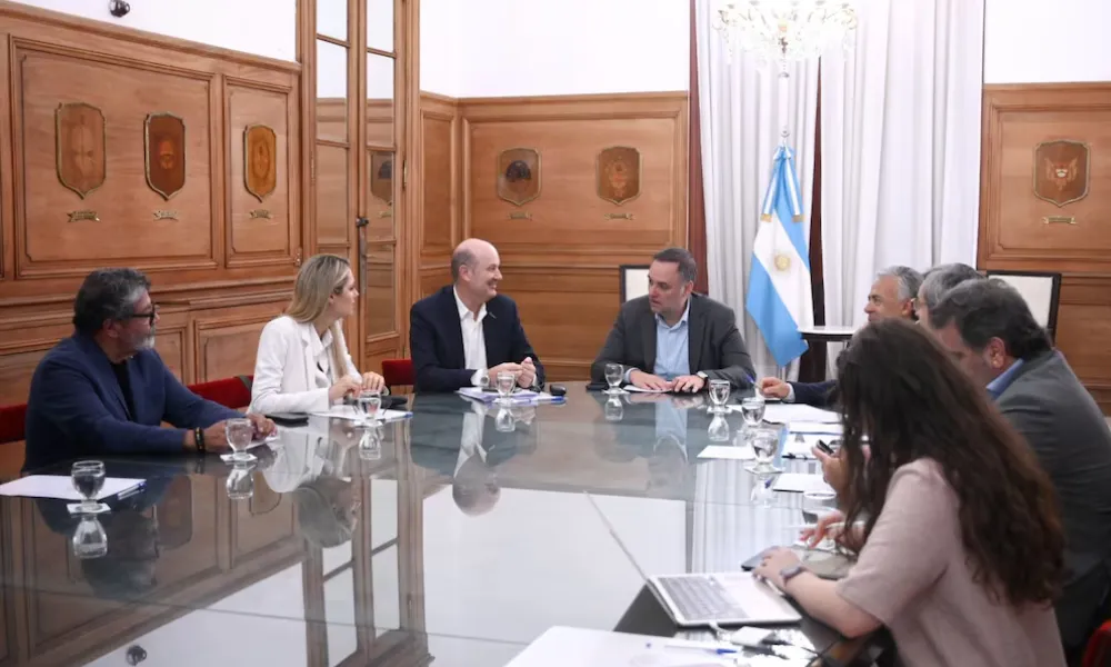 Consejo de Mayo reunido con Adorni