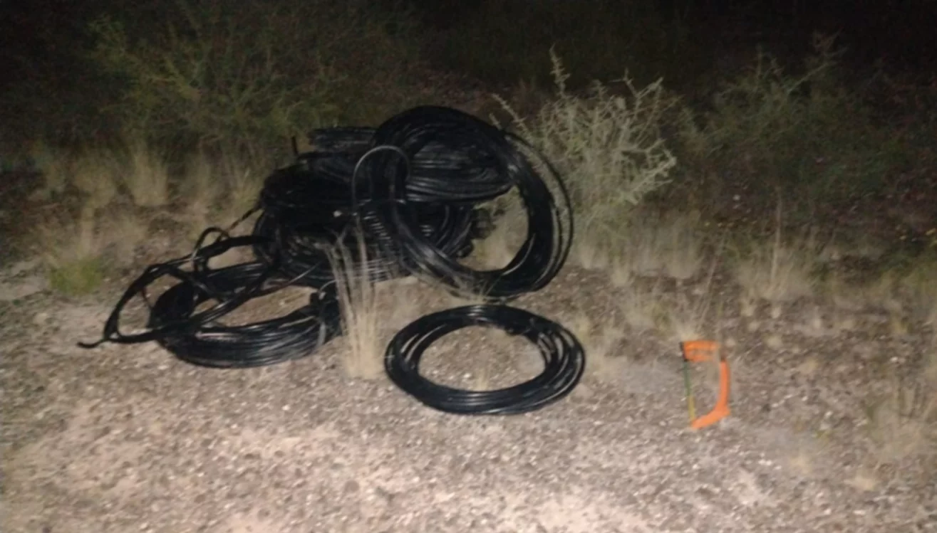 Rollos de cable y sierra de corte utilizados por el delincuente