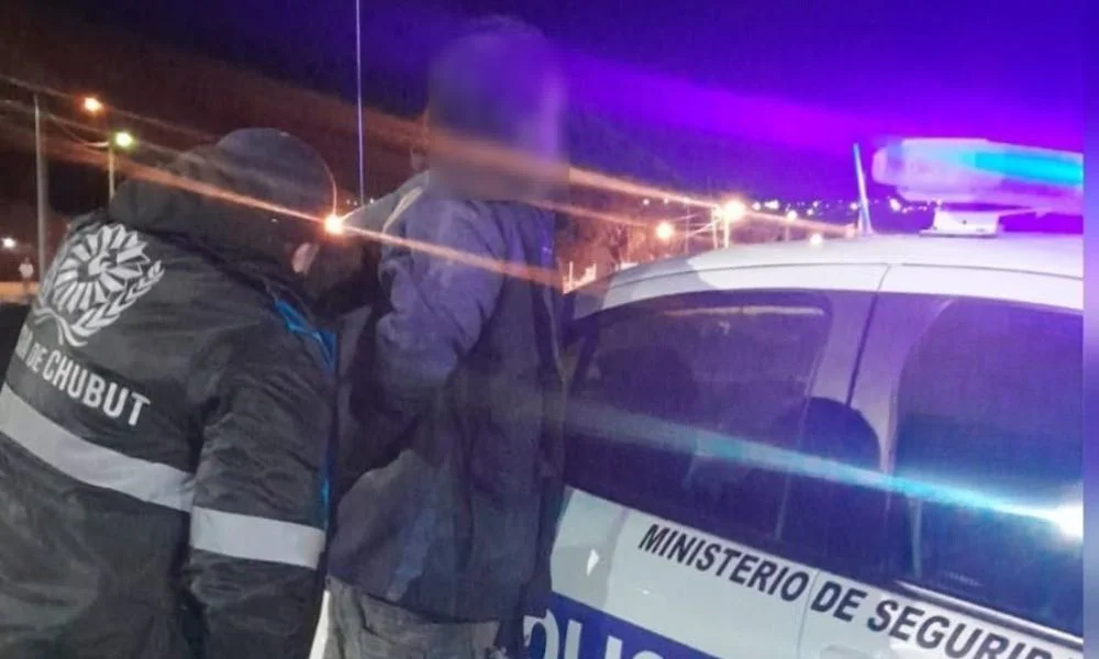 Sorprenden a un intruso durmiendo en un cuarto