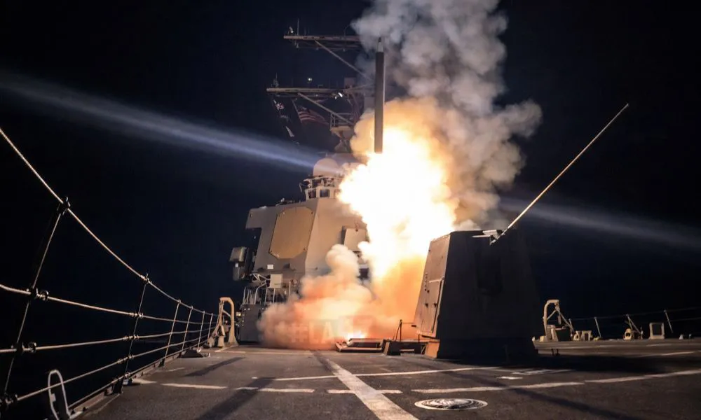 EEUU lanza misiles imagen reeditada por LA17