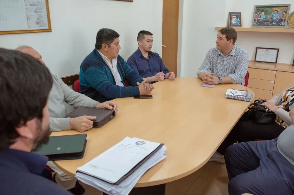 Biss junto a Heladio Gómez e integrantes del nuevo Consejo de Administración de la Cooperativa de Servicios Públicos