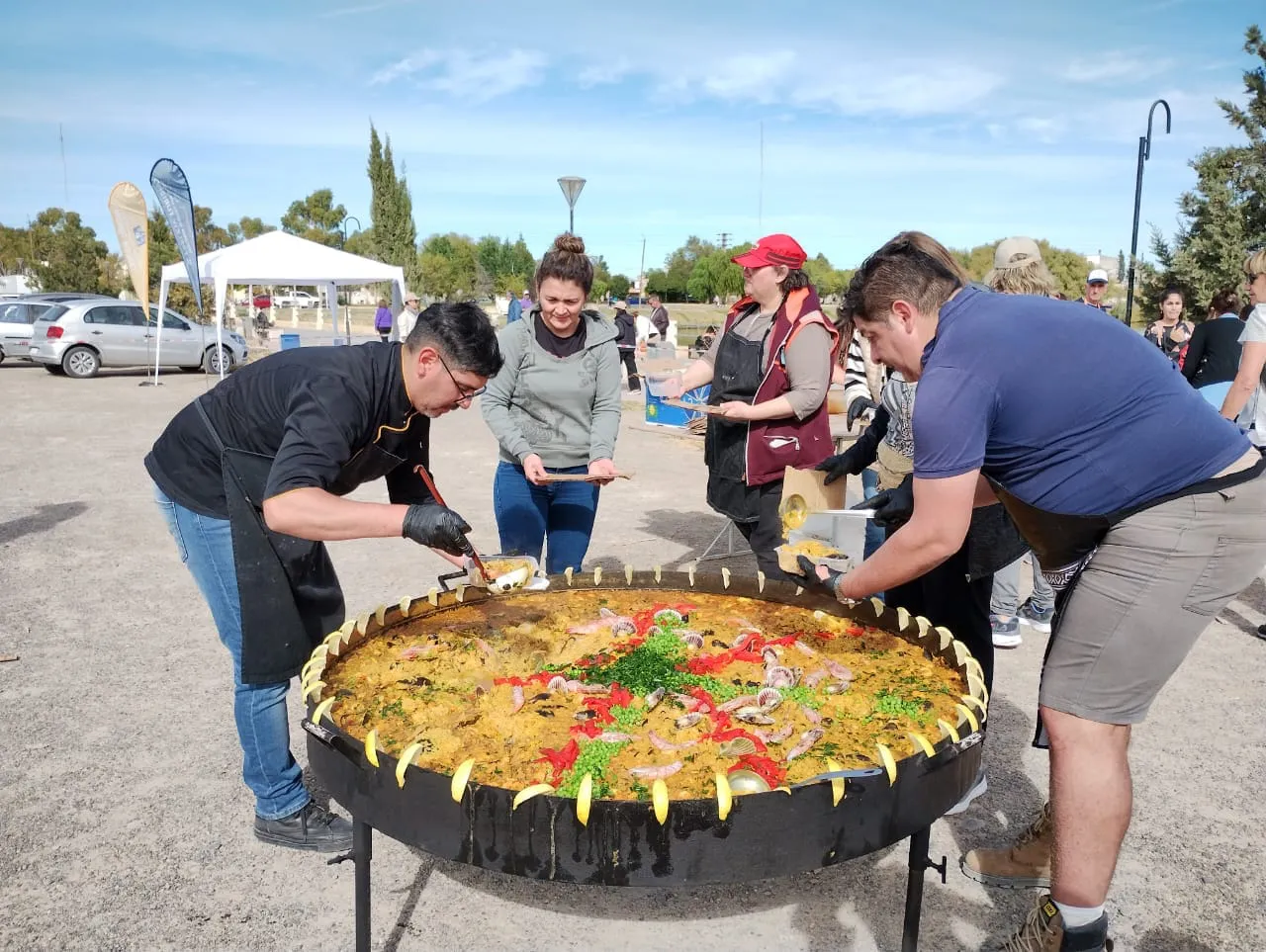 Sexta edicion de la paella solidaria Trelew