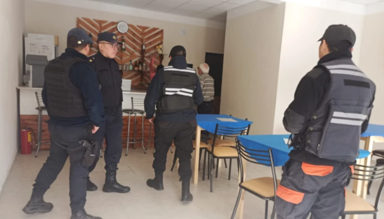 Bar de apuestas clandestino Policía Sarmiento 1