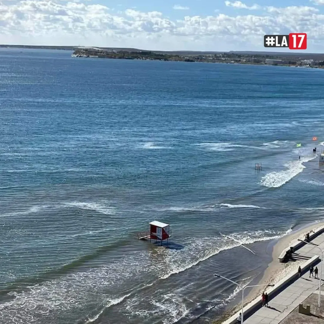 El agua en algunos lugares no dejó casi espacio de arena El agua en algunos lugares no dejó casi espacio de arena