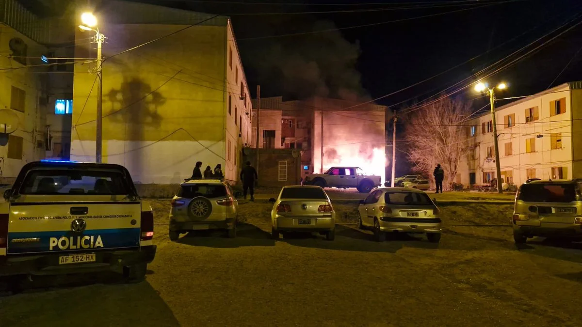 Incendio de vehículo en Comodoro. Foto Del Mar Digital