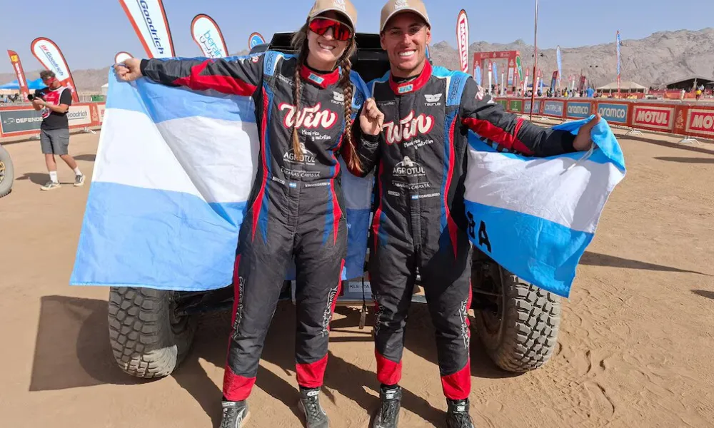 Pareja compitiendo en el Dakar