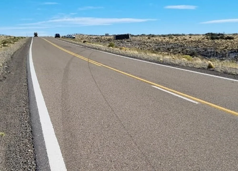 Camioneta volcada en ruta 40 cerca de Río Mayo