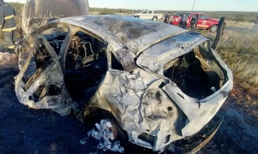 Auto incendiado Sierra Grande