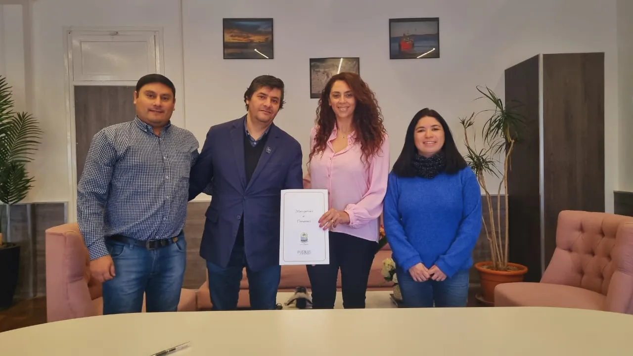 El Municipio de Camarones y la Facultad de Ciencias Económicas firman acuerdo