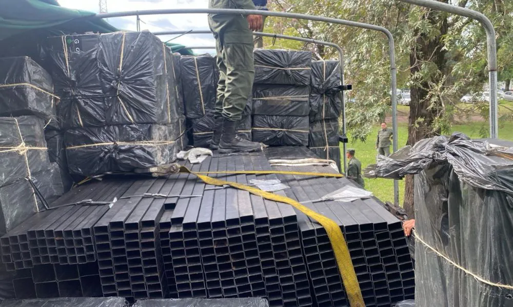 Detectan 250 mil atados de cigarrillos ocultos entre hierros