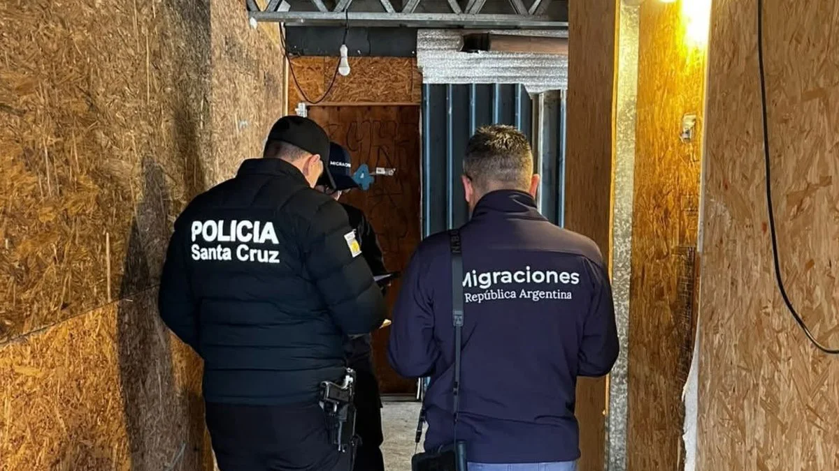 Descubren en migraciones a un hombre buscado por abuso sexual
