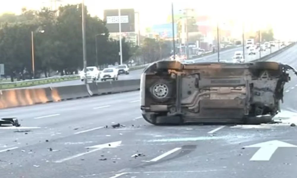 Conductor hospitalizado y demoras en el tránsito por un vuelco en General Paz