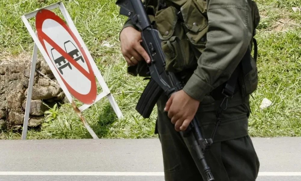 La Vía Panamericana, eje clave de conexión en el suroeste del país, quedó interrumpida tras una explosión.