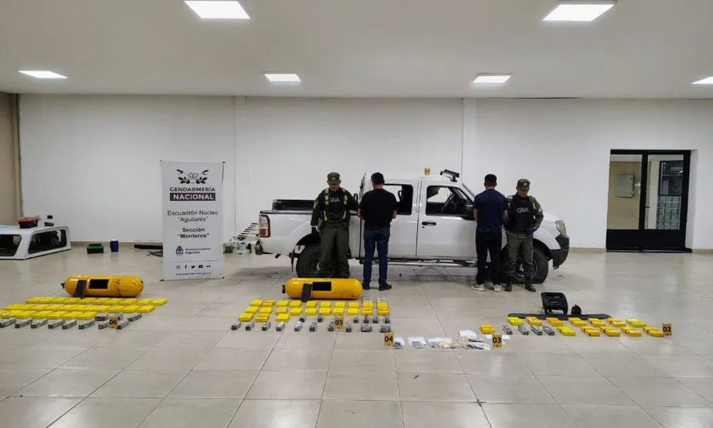 Detuvieron a un tío y su sobrino por ocultar más de 86 kilos de cocaína en tubos de GNC