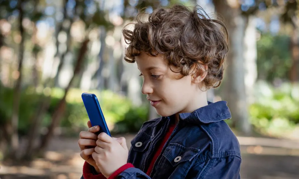 Niño usando el celular