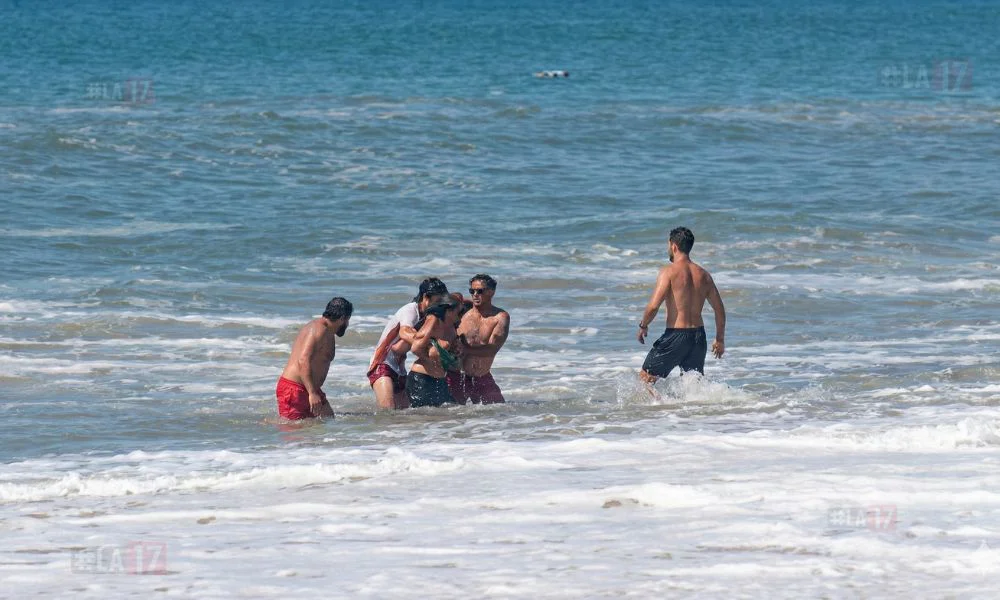 Guardavidas rescatan a una mujer en Playa Unión