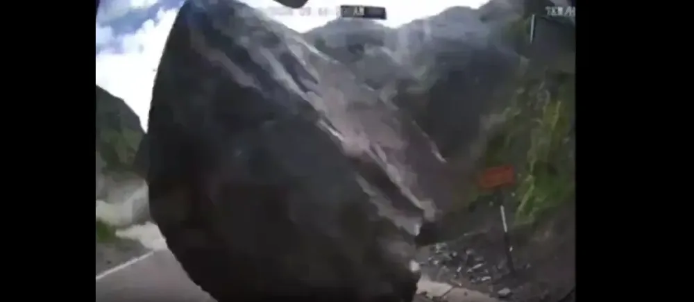 Camiones en una ruta de Perú destruidos por piedras gigantes