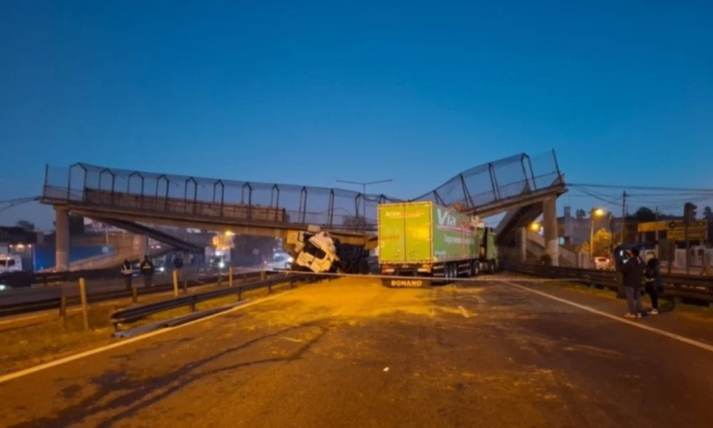 El vehículo viajaba hacia Capital Federal y terminó fuera de su carril por causas que todavía intentan determinar.