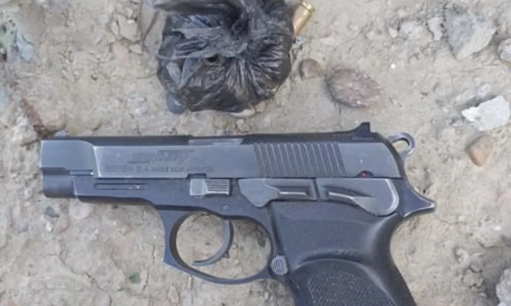 Detuvieron a dos hombres con una pistola Bersa y cartuchos 9 milímetros