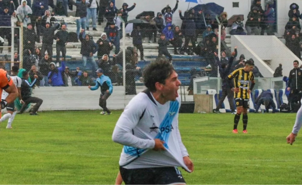 El equipo de Trípodi debutó con un empate bajo la lluvia.