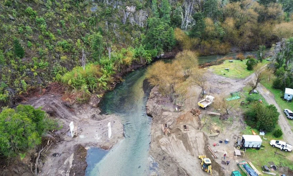 Construcción de pasarela peatonal sobre el río Epuyén