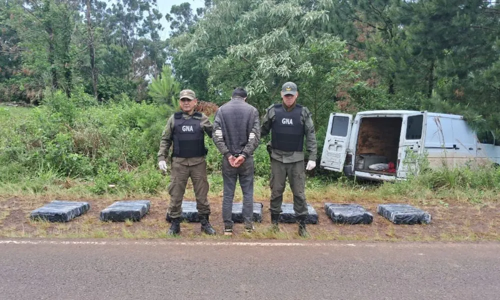 Intentó escapar arrojándose de un furgón en movimiento con casi 190 kilos de marihuana en Misiones