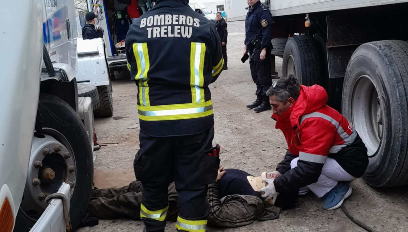 Trabajador siendo atendido por personal de emergencias