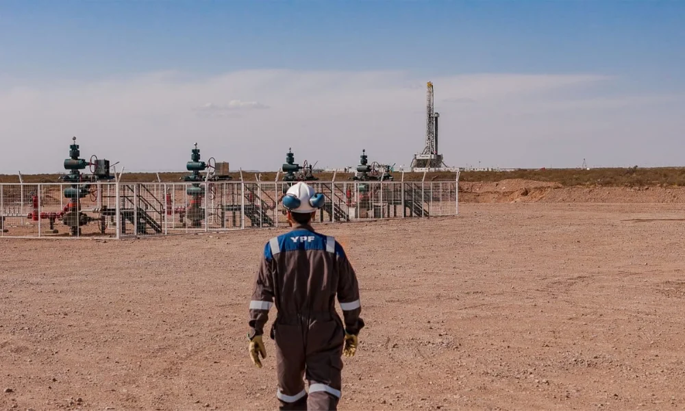 YPF analiza un esquema que podría cambiar la lógica histórica de explotación petrolera en la región.