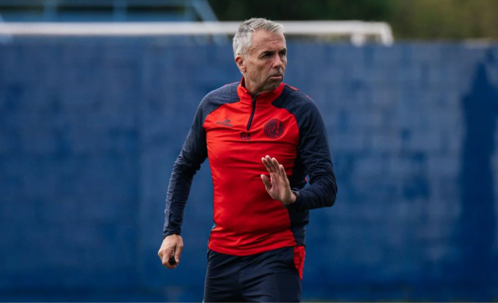 El equipo de Boedo lidera su grupo y mide fuerzas con un rival urgido.