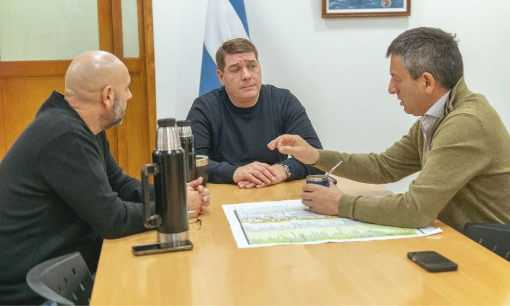 Damián Biss y representantes de Chubut Deportes