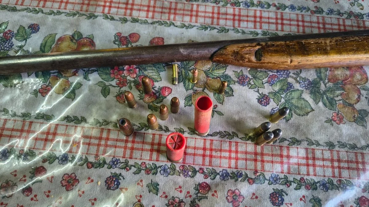 Notifican al dueño de un arma por allanamientos