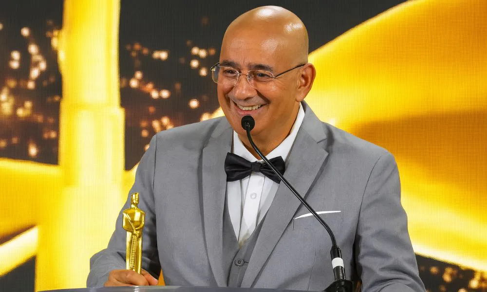 Edgardo Mattei recibe el premio imagen reeditada por LA17