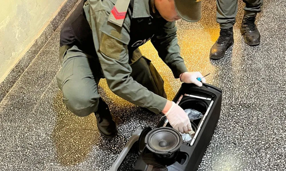 Un pasajero tenía droga oculta dentro de un parlante